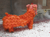 862272 Afbeelding van de draak bij het afgestoken vuurwerk, tijdens de viering van Chinees Nieuwjaar op het ...